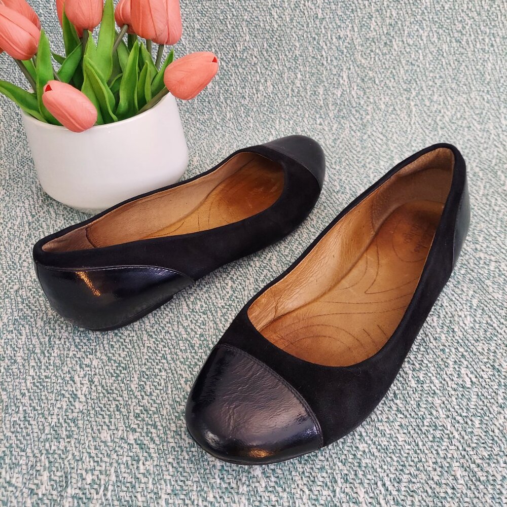 Clarks flat Cap-toe Pumps in black Suede & Patent, Sz 11